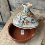 Tadžina 20 cm dia ar baltu/zaļu/dzeltenu/brūnu vāku ar reljefu ornamentu - varenu koku un brūnu šķīvi