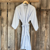 Gaiši zils mīkstināta lina auduma kimono tipa halāts ar 3/4 garuma piedurkni