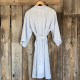 Gaiši zils mīkstināta lina auduma kimono tipa halāts ar 3/4 garuma piedurkni