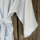 Gaiši zils mīkstināta lina auduma kimono tipa halāts ar 3/4 garuma piedurkni