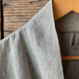 Tumši pelēki/dabīgi pelēki sīki svītrots mīkstināta lina auduma kimono tipa halāts ar īsām piedurknēm