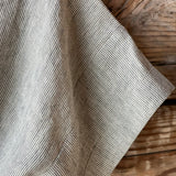 Tumši pelēki/dabīgi pelēki sīki svītrots mīkstināta lina auduma kimono tipa halāts ar īsām piedurknēm
