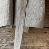 Tumši pelēki/dabīgi pelēki sīki svītrots mīkstināta lina auduma kimono tipa halāts ar īsām piedurknēm