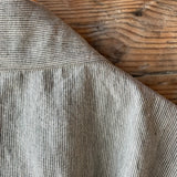 Tumši pelēki/dabīgi pelēki sīki svītrots mīkstināta lina auduma kimono tipa halāts ar īsām piedurknēm