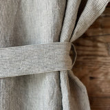 Tumši pelēki/dabīgi pelēki sīki svītrots mīkstināta lina auduma kimono tipa halāts ar īsām piedurknēm