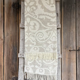 Bēšīgi balts aitas vilnas un lina pleds ar Damaskas stila ornamentiem un baltām bārkstīm 150x200cm