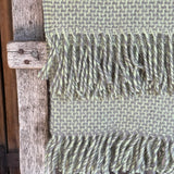 Piparmētru pelēki zaļa toņa aitas vilnas pleds ar bārkstīm ar mazu raibumu rakstiņu 130X200cm