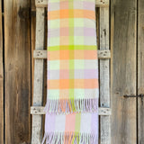 Lavandas/persiku toņu 100% aitas vilnas pleds ar rūtojumu un bārkstīm, 130×200 cm