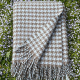 Gaiši zils/brūns 100% aitas vilnas pleds ar bārkstīm un suņa zoba rakstu (houndstooth), 130×200 cm