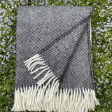Melni/balts 100% aitas vilnas pleds ar bārkstīm un diogonālām svītriņām, 130×200 cm
