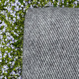 Melni/balts 100% aitas vilnas pleds ar bārkstīm un diogonālām svītriņām, 130×200 cm