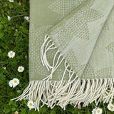 Gaiši zaļa toņa 100% merino aitas vilnas pleds ar baltām bārkstīm, ar ziedu rakstu, 130×200 cm