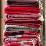 Sarkans/gaiši pelēki klasiski rūtains aitas vilnas pleds, dažādi izmēri