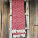 Sarkans aitas vilnas pleds ar baltu ornamentu un baltām bārkstīm 130x200cm