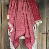 Sarkans aitas vilnas pleds ar baltu ornamentu un baltām bārkstīm 130x200cm