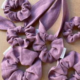 Lina auduma matu gumija - scrunchie - Lavandu violets tonis L (~5cm plata)