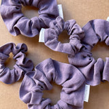 Lina auduma matu gumija - scrunchie - Dūmakainas Lavandas tonis L (~5cm plata)