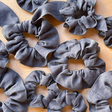 Lina auduma matu gumija - scrunchie - Tumši pelēks tonis L (~5cm plata)