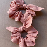 Lina auduma matu gumija - scrunchie - ar dekoratīvu banti Gaiši koraļļu rozā tonis M