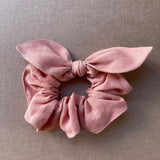 Lina auduma matu gumija - scrunchie - ar dekoratīvu banti Gaiši koraļļu rozā tonis M