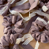 Lina auduma matu gumija - scrunchie - Šokolādes lavandas tonis L (~5cm plata)