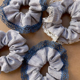 Lina auduma matu gumija - scrunchie - Zili svītraina ar baltu mežģīņu maliņu L (~5cm plata) (Copy)