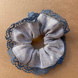 Lina auduma matu gumija - scrunchie - Zili svītraina ar zilu mežģīņu maliņu L (~5cm plata)