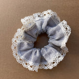 Lina auduma matu gumija - scrunchie - Zili svītraina ar baltu mežģīņu maliņu L (~5cm plata) (Copy)