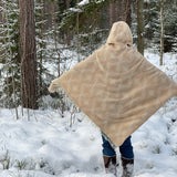 Bēšīga toņa garais 100% vilnas pončo ar kapuci un baltām bārkstīm ar ģeometrisku ornamentu