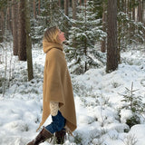 Karameļu brūna toņa garais 100% vilnas pončo ar kapuci un bārkstīm