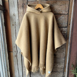 Karameļi brūna toņa indiāņu piegriezuma garais aitas vilnas pončo ar kapuci un bārkstīm