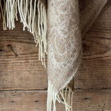 Dūmakaini brūna toņa indiāņu piegriezuma garais mohēras/alpakas/aitas vilnas pončo ar kapuci un bārkstīm ar plezniņu dizainu