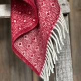 Sarkans aitas vilnas pleds ar baltu ornamentu un baltām bārkstīm 130x200cm