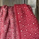 Sarkans aitas vilnas pleds ar baltu ornamentu un baltām bārkstīm 130x200cm