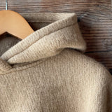 Karameļi brūna toņa indiāņu piegriezuma garais aitas vilnas pončo ar kapuci un bārkstīm