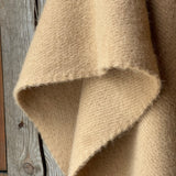 Karameļi brūna toņa indiāņu piegriezuma garais aitas vilnas pončo ar kapuci un bārkstīm