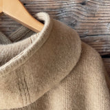 Karameļi brūna toņa indiāņu piegriezuma garais aitas vilnas pončo ar kapuci un bārkstīm