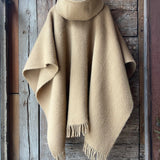 Karameļi brūna toņa indiāņu piegriezuma garais aitas vilnas pončo ar kapuci un bārkstīm