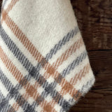 Klasiskas rūtis karameļi brūnos/pelēkos/baltos toņos indiāņu piegriezuma garais aitas vilnas pončo ar kapuci un bārkstīm