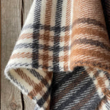 Klasiskas rūtis karameļi brūnos/pelēkos/baltos toņos indiāņu piegriezuma garais aitas vilnas pončo ar kapuci un bārkstīm