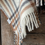 Klasiskas rūtis karameļi brūnos/pelēkos/baltos toņos indiāņu piegriezuma garais aitas vilnas pončo ar kapuci un bārkstīm