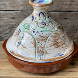 TADŽINA Ø 30 CM | Balts vāks ar reljefu stilizēt koka ornamentu tirkīzzilos un tumši zilos toņos, brūns šķīvis