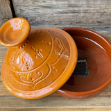 TADŽINA Ø 26 cm | Terakotas krāsas vāks ar reljefu ornamentu, brūns šķīvis