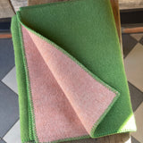 Viena puse koši zaļa/otra puse maigi bēši-rozā, 100% aitas vilnas sega bērniem, 90x130cm