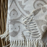 Bēšīgi balts aitas vilnas un lina pleds ar Damaskas stila ornamentiem un baltām bārkstīm 150x200cm