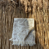 Bēšīgi balts aitas vilnas un lina pleds ar Damaskas stila ornamentiem un baltām bārkstīm 150x200cm