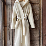 Individuālie pasūtījumi - balts garais aitas vilnas ziemas halāts/mētelis ar kapuci, bez oderes