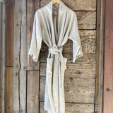 Gaiši dabīgi pelēka mīkstināta lina auduma halāts - kimono tipa modelis ar garām piedurknēm un kabatām