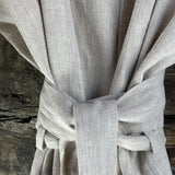 Gaiši dabīgi pelēka mīkstināta lina auduma halāts - kimono tipa modelis ar garām piedurknēm un kabatām