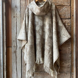 Dūmakaini brūna toņa indiāņu piegriezuma garais mohēras/alpakas/aitas vilnas pončo ar kapuci un bārkstīm ar plezniņu dizainu